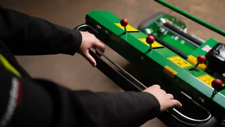 Dennis G860 – 8-Klingen-Zylindermäher mit Grasfangkorb – Bild 3